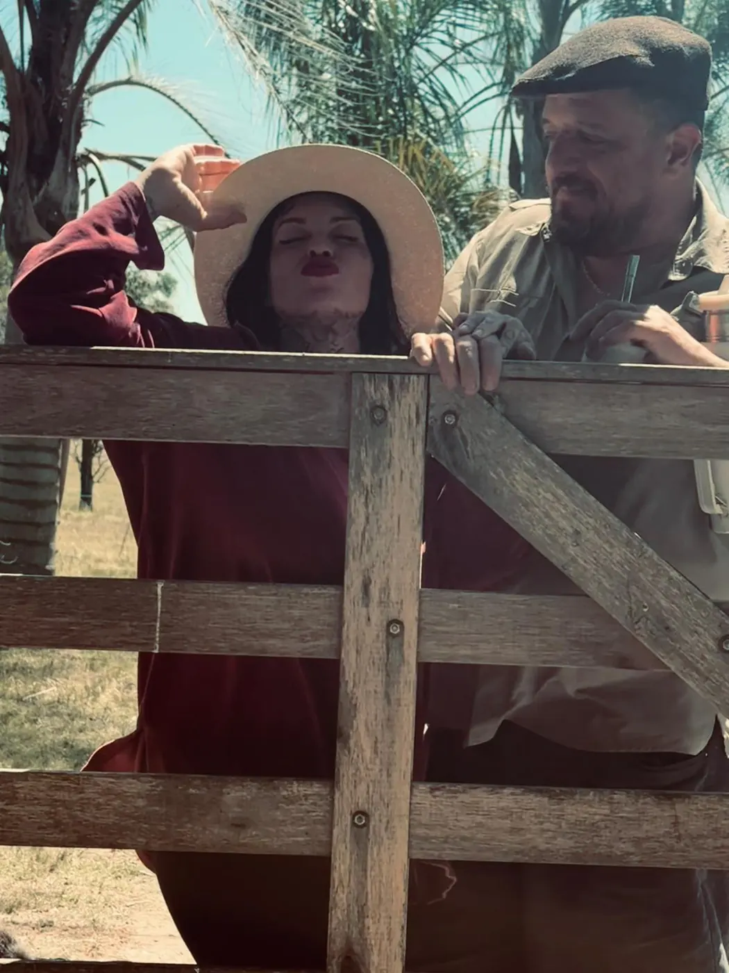 Pareja en la portera de la chacra