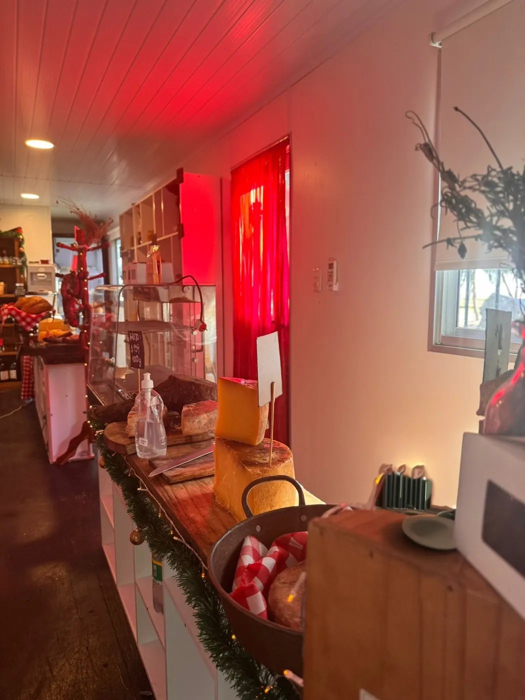 Interior del contenedor decorado en Navidad con productos artesanales