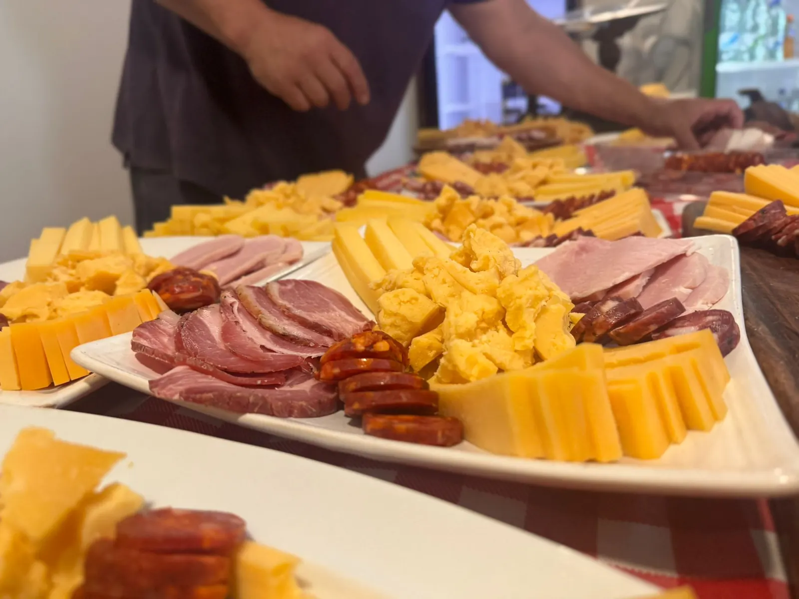 Picadas reales preparadas en bandejas con quesos y chacinados
